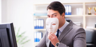 Biznesmen z maską jako symbol oszustw podczas tradingu