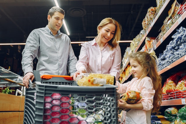 Co wpływa na decyzje zakupowe klientów w sklepie spożywczym?