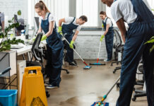 Jak wybrać firmę sprzątającą do biura na Mokotowie i nie przepłacić